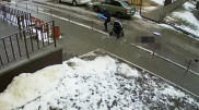 Мужчина упал с 17-го этажа на коляску с грудным ребенком