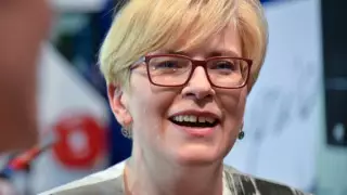 Премьер Литвы назвала российскую вакцину от коронавируса "гибридным оружием"