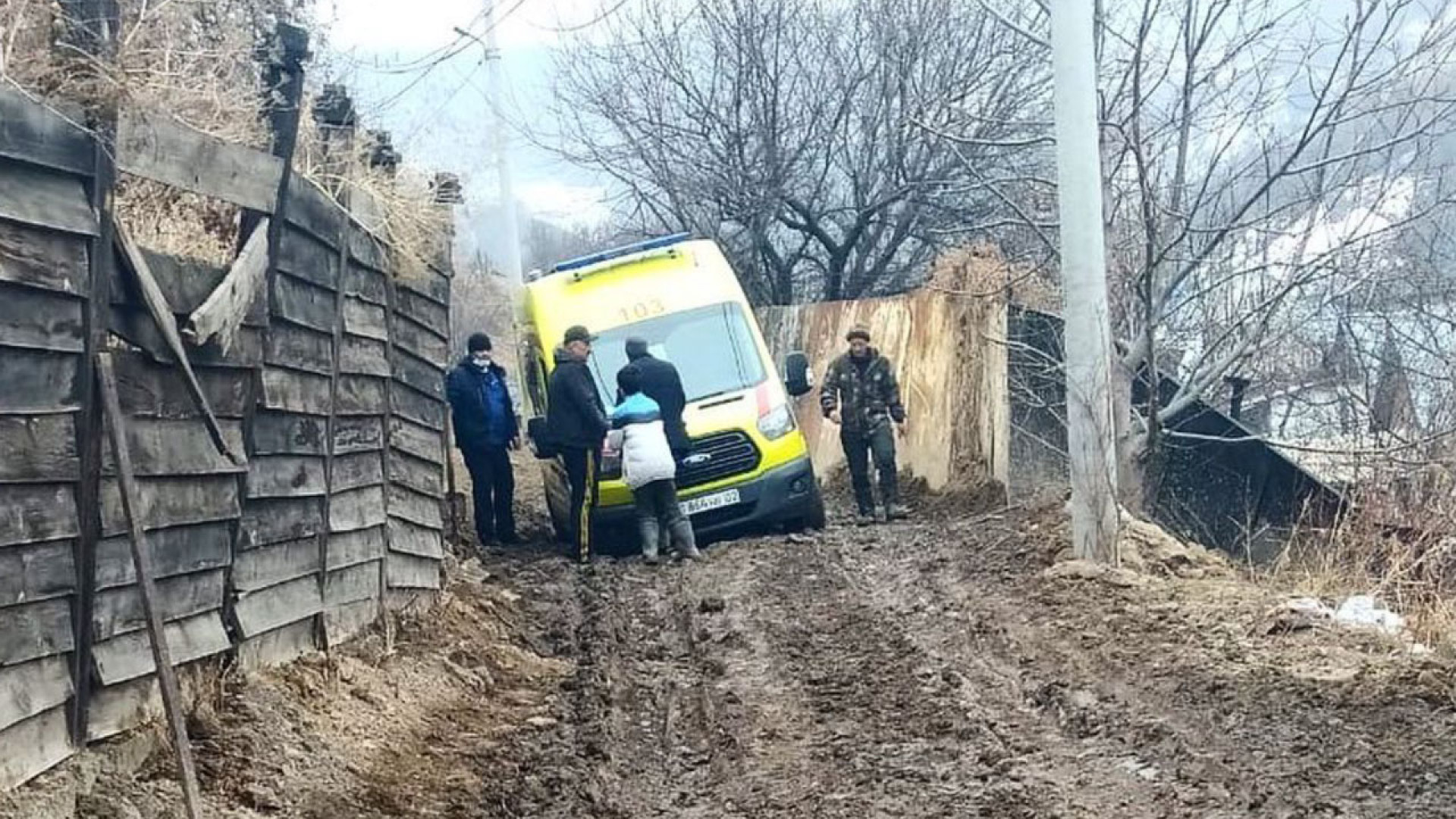 Скорая застряла в грязи на одной из улиц Алматы: 08 февраля 2021 14:00 -  новости на Tengrinews.kz