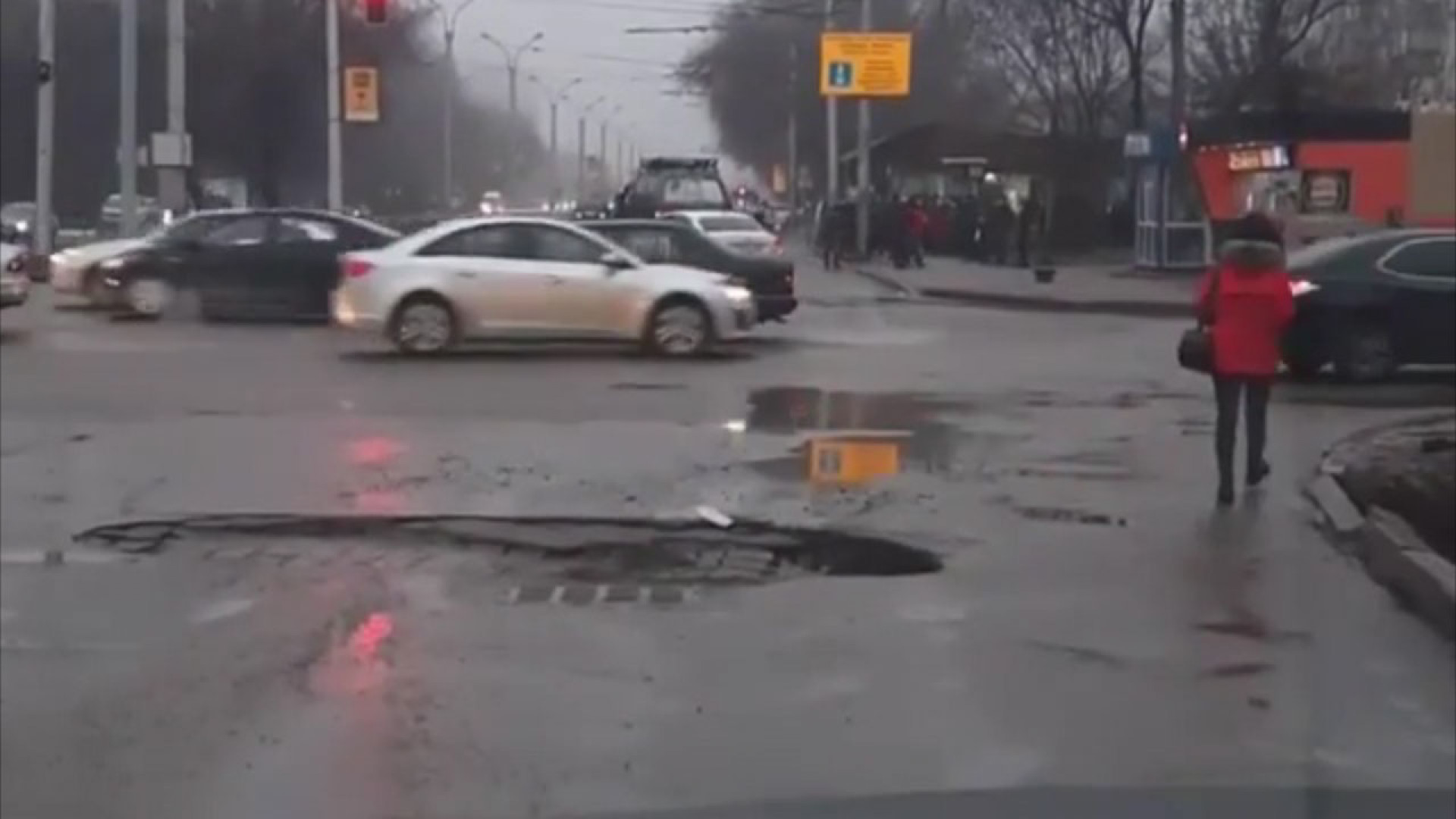 На пробку из-за огромной ямы пожаловались водители в Алматы: 09 февраля  2021 14:48 - новости на Tengrinews.kz