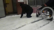 Филиалы "Казпочты" проверят после видео с ползущим инвалидом
