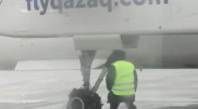 У самолета Qazaq Air лопнуло шасси в аэропорту Алматы