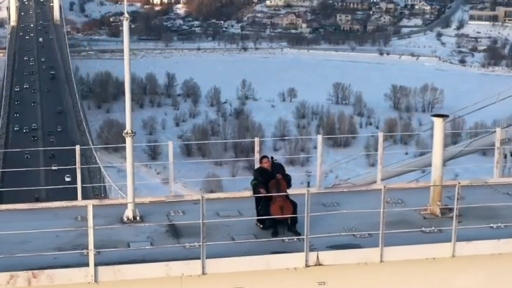 Видео с виолончелистом на подвесном мосту в Семее стало вирусным в Сети