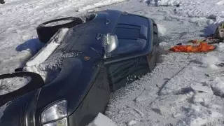 Авто с рыбаками провалилось под лед в ВКО