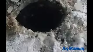 Необычный цвет воды Урала обсуждают жители Атырауской области