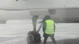 Инцидент с самолетом Qazaq Air: пилот рассказал подробности