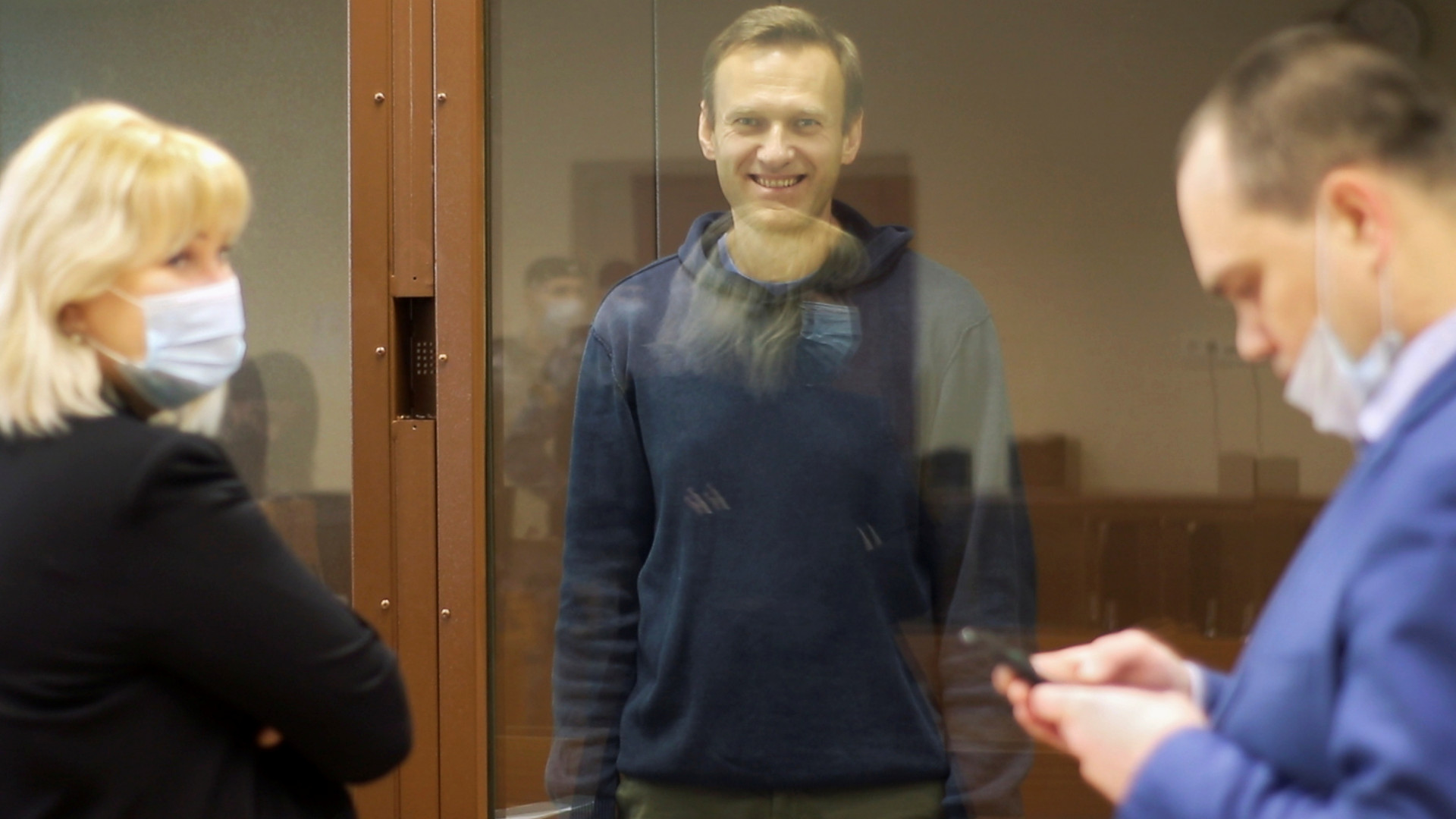 Потерпевшие требуют деньги. Навальный в колонии. Прокурор по делу Навального.