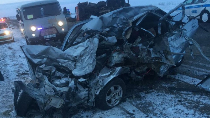 Водитель погиб после столкновения с грузовиком в ЗКО