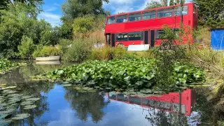 "Обойдемся без ипотеки". Влюбленные превратили автобус-даблдекер в дом мечты