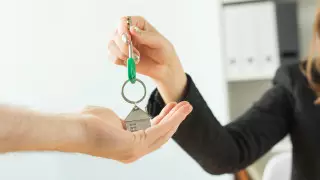 Жители аварийных домов в Атырау получили новое жилье