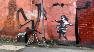 Часть стены с граффити Бэнкси продали коллекционеру