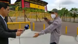 Телеведущему пригрозили пистолетом в прямом эфире