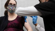Pfizer и BioNTech начали испытывать вакцины на беременных