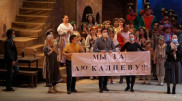 Артисты КНАТОБ в Алматы после спектакля вышли с плакатами в поддержку директора