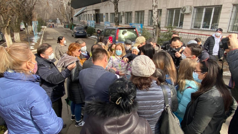 Алматинцы устроили акцию протеста против строительства общежития