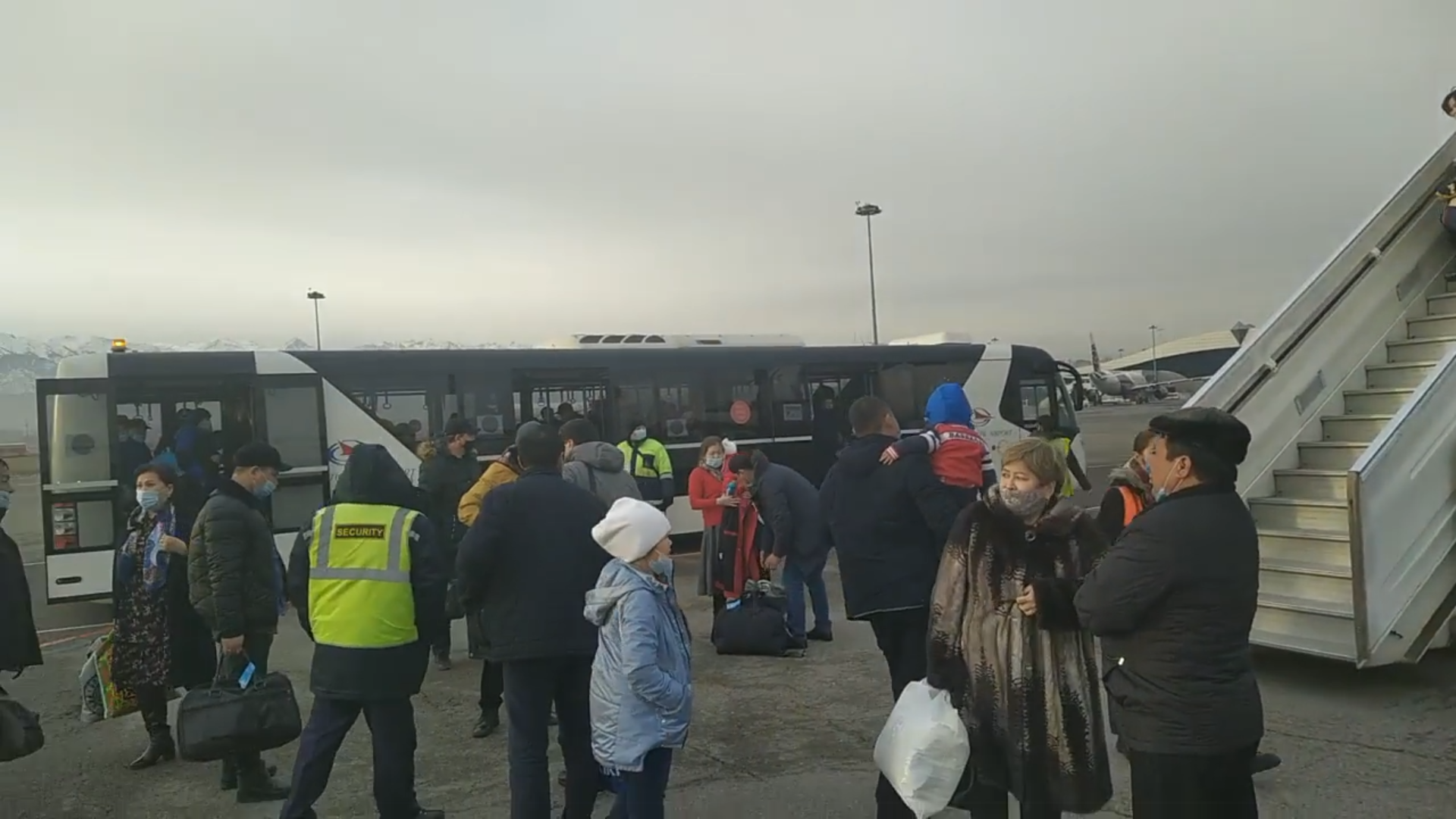 Захват аэропорта. Flyarystan аварийная посадка. Казахстан аэропорт захвачен. Захват Казахстана. Аварийная посадка Алматы Ташкент.