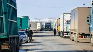 100 грузовых авто создали коллапс из-за непонятной ситуации на границе с Кыргызстаном