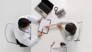 Снятие пенсионных на лечение: цены на медуслуги будут контролировать