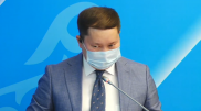 Отвалившийся герб на встрече Сапарбаева: ведущий рассказал о своей реакции