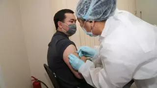 Аким Карагандинской области рассказал о самочувствии после вакцины "Спутник V"