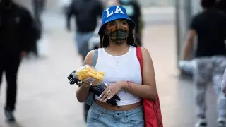 Главный инфекционист США допустил, что маски придется носить и в 2022 году