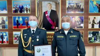 В Шымкенте наградили гвардейца, спасшего девушку от насильников