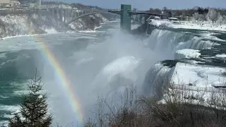 "Радужный мост". Пользователи Сети восхищаются видами замерзшего Ниагарского водопада