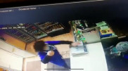 Бесстрашная продавщица отбилась от грабителя с ножом в Костанайской области