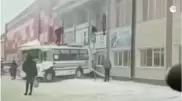 Водитель автобуса подъехал к горящему зданию, чтобы спасти прыгающих людей