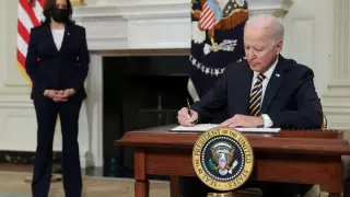 Байден отменил указ Трампа об ограничении въезда в США