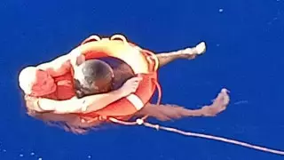 Мужчина смог выжить в Тихом океане благодаря куску мусора