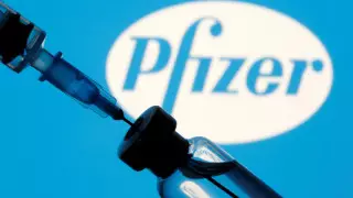 Вакцину Pfizer разрешили хранить в обычных холодильниках