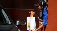 McDonald's обвинили в шпионаже за сотрудниками