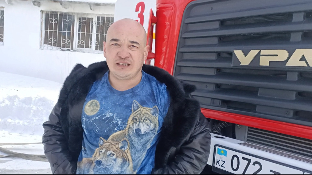 Военный спас из горящего дома трех человек в Петропавловске