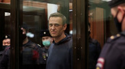 "Вскрывали живот, чтобы туда не ехать". Экс-заключенный рассказал о колонии, куда попал Навальный