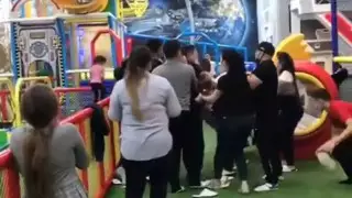 Драку в ТРЦ сняли на видео в Алматы