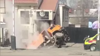 Провалившийся грузовик оставил без тепла сотни домов в Алматы