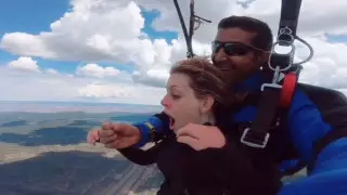 "Выпрыгнул из самолета с кольцом в зубах". Мужчина удивил свою девушку во время прыжка с парашютом