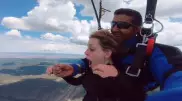 "Выпрыгнул из самолета с кольцом в зубах". Мужчина удивил свою девушку во время прыжка с парашютом