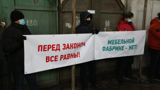 "Отбирают рынок для фабрики". Продавцы барахолки устроили протест в Алматы