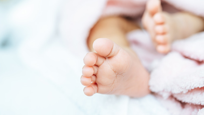 Двухмесячного младенца нашли в одном из подъездов в Караганде