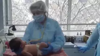 О состоянии найденной в подъезде двухмесячной малышки рассказали медики Караганды