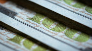 Курс доллара незначительно снизился