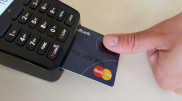 Samsung и Mastercard запустят платежные карты со сканером отпечатков