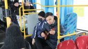 Студент порадовал карагандинцев игрой на домбре в общественном транспорте