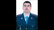 Полицейский, упавший с крыши в Алматы, в тяжелом состоянии