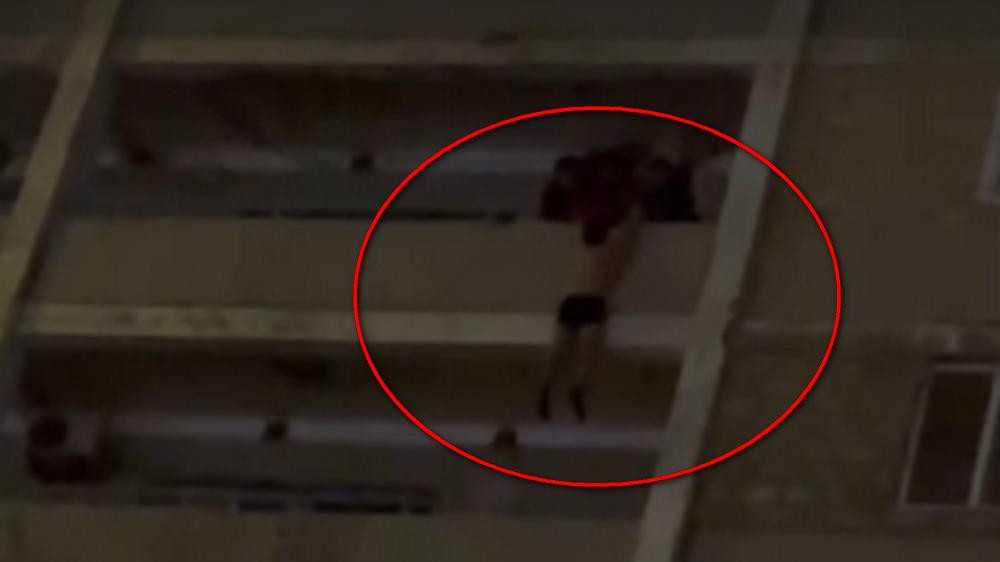 Повисшего на высоте 8-го этажа мужчину в нижнем белье затащили на балкон в Актау