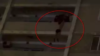 Повисшего на высоте 8-го этажа мужчину в нижнем белье затащили на балкон в Актау