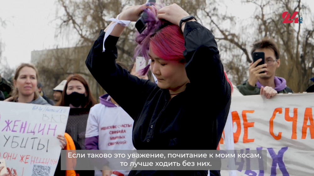 Девушка публично побрила волосы на митинге в Кыргызстане