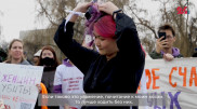 Девушка публично побрила волосы на митинге в Кыргызстане